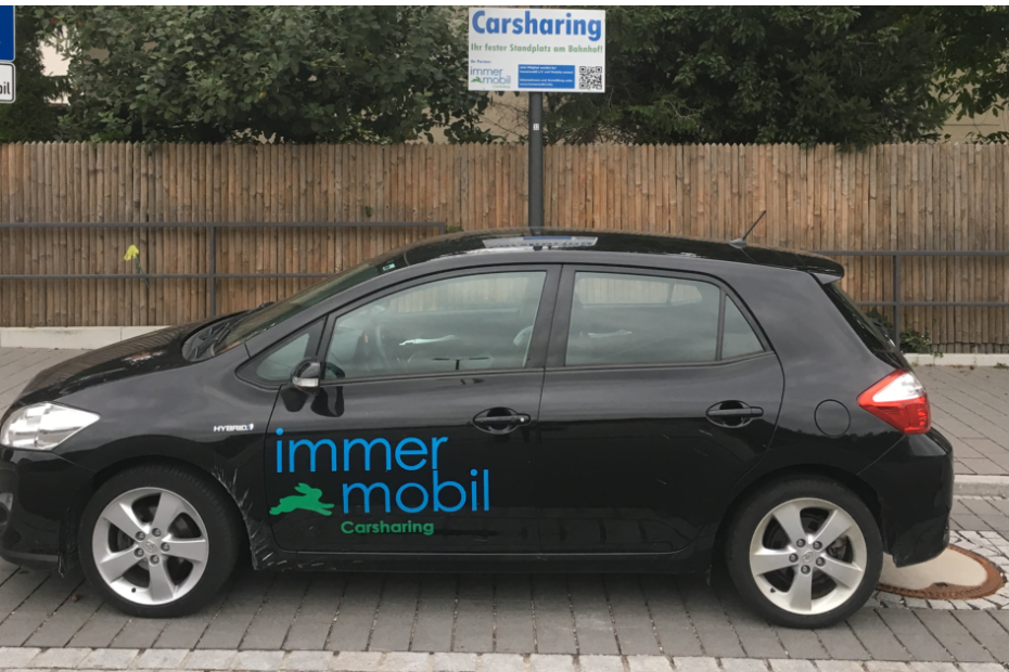 Immer mobil schwarzes Fahrzeug an der S-Bahn Neubiberg