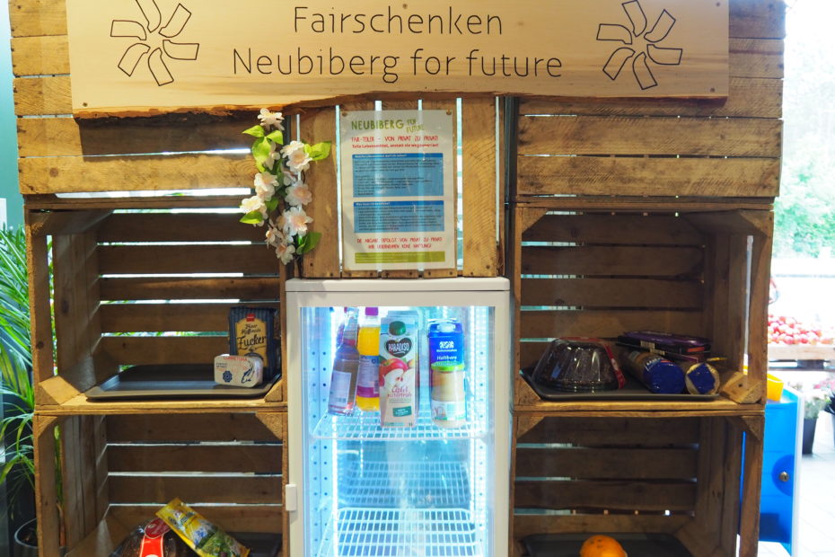 Fairschenken Regal des AK Tauschen, Teilen und Fairtrade von Neubiberg for Future beim Edeka Hertschek in Neubiberg